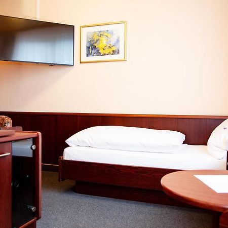 Hotel Lonac ドゥイスブルグ エクステリア 写真