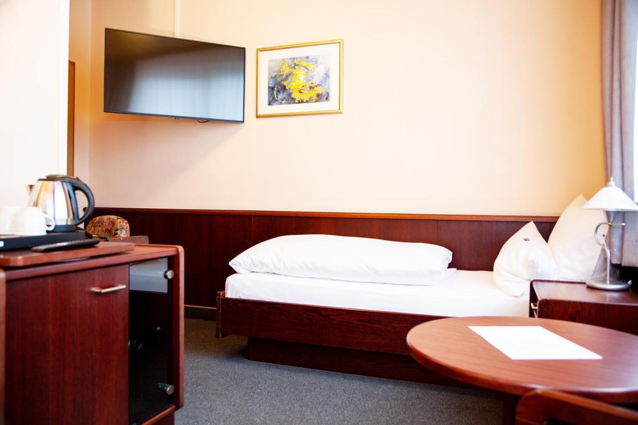 Hotel Lonac ドゥイスブルグ エクステリア 写真