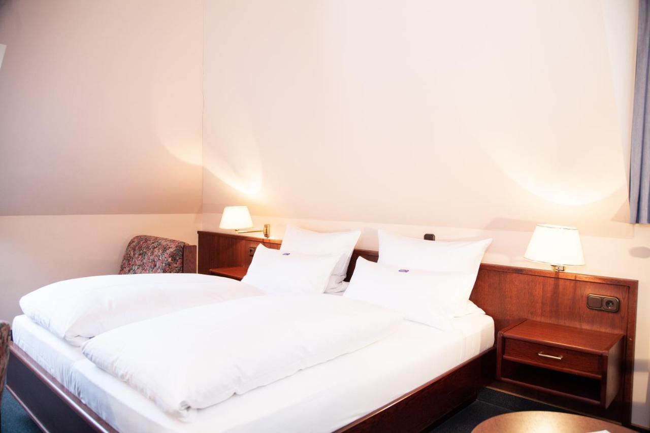 Hotel Lonac ドゥイスブルグ エクステリア 写真