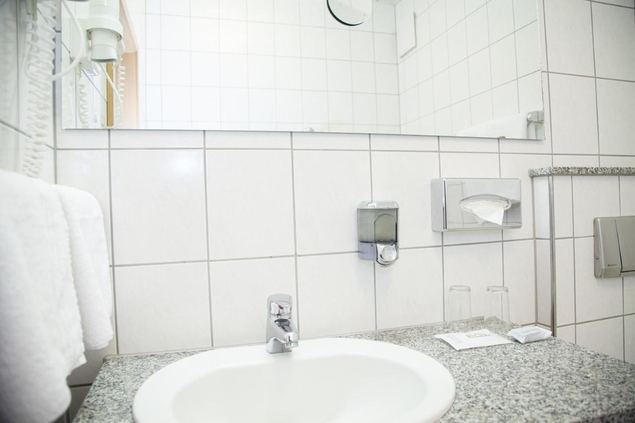 Hotel Lonac ドゥイスブルグ エクステリア 写真