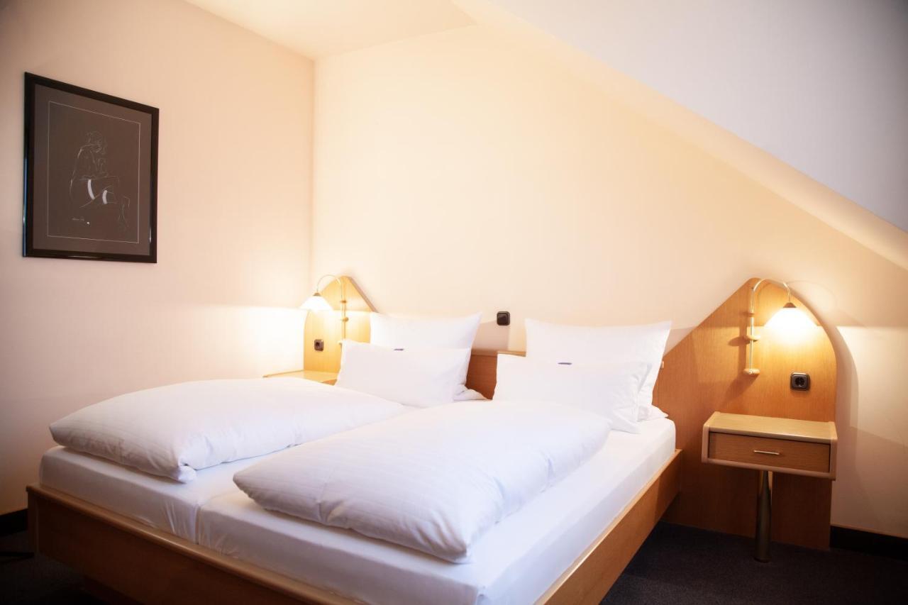 Hotel Lonac ドゥイスブルグ エクステリア 写真